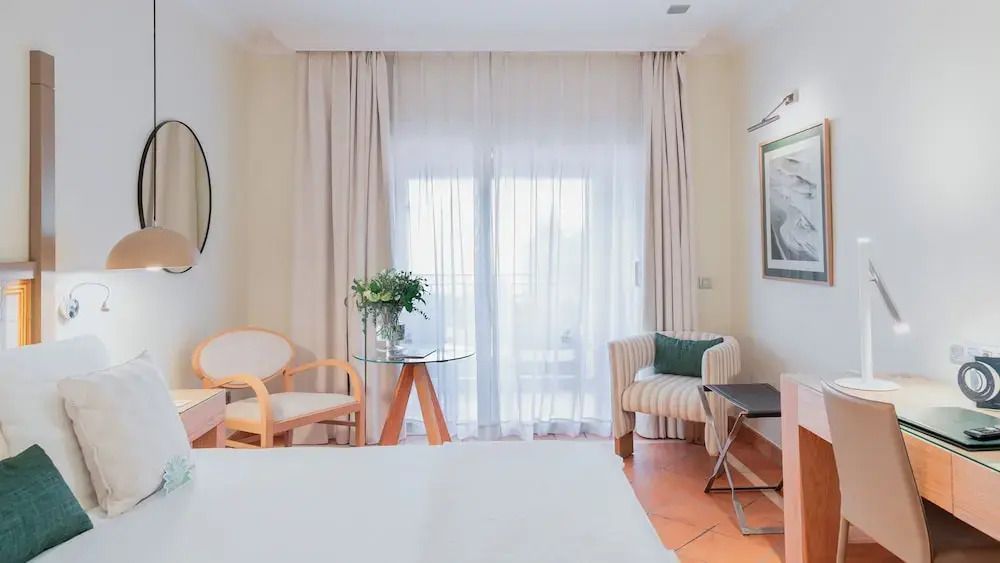 Heller Bereich mit Vorhang und gemütlicher Sitzecke im Zimmer