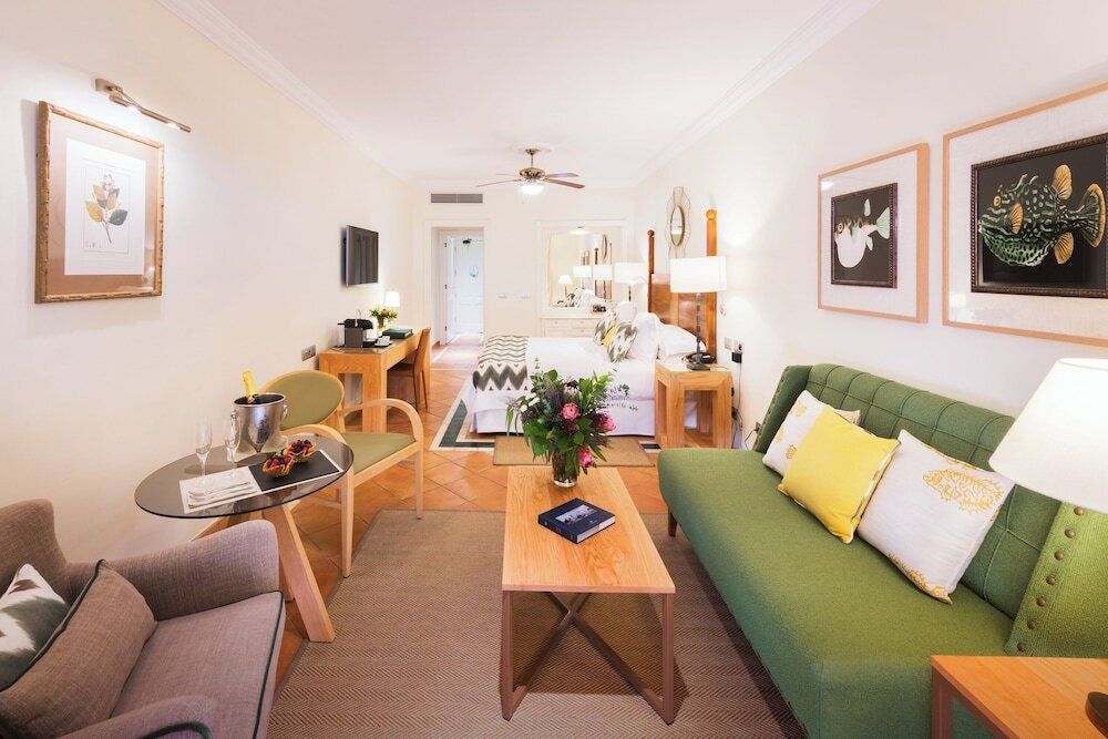 Gemütliches Zimmer mit Sitzecke und elegantem Interieur