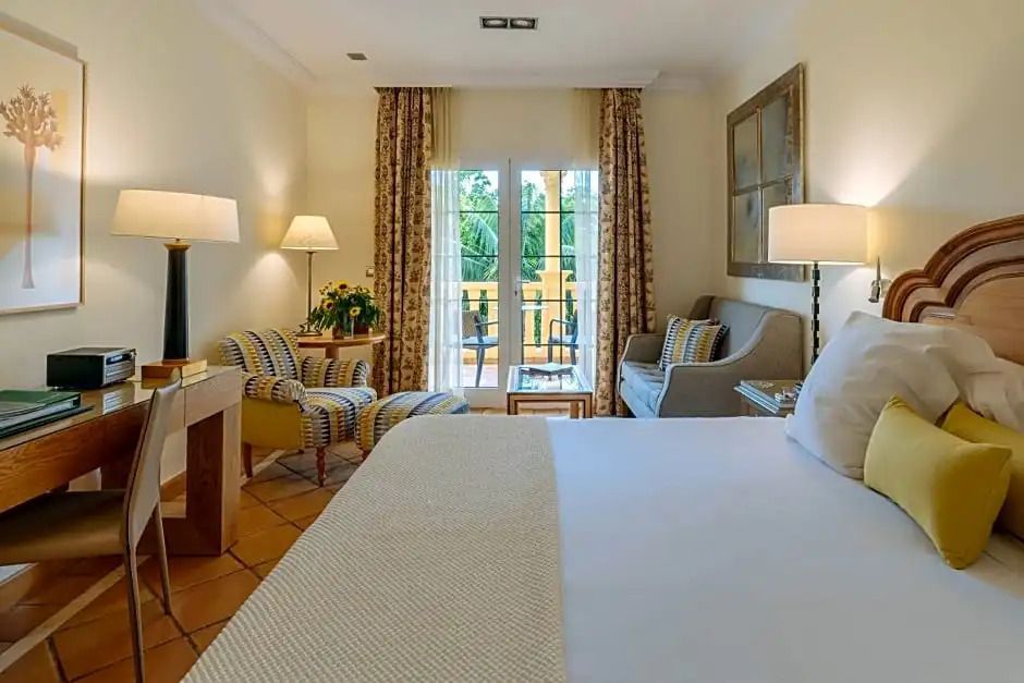 Moderne Zimmeransicht mit großem Bett und Balkonzugang