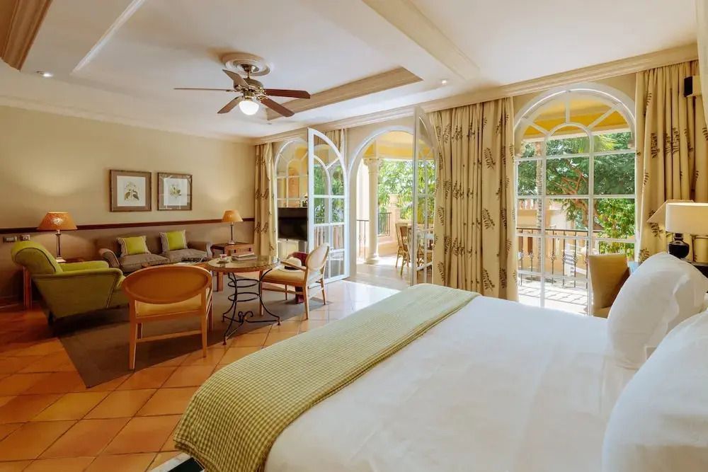 Helle Junior-Suite mit Balkon und komfortabler Sitzecke