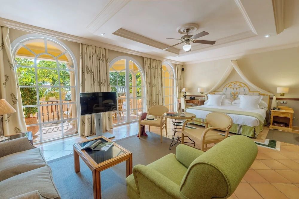 Luxuriöse Suite mit Balkon und modernem Interieur