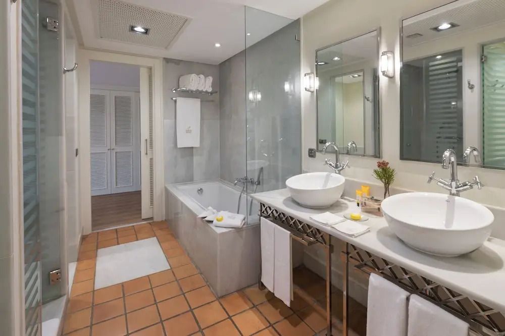 Geräumiges Badezimmer mit Doppelwaschbecken und Badewanne