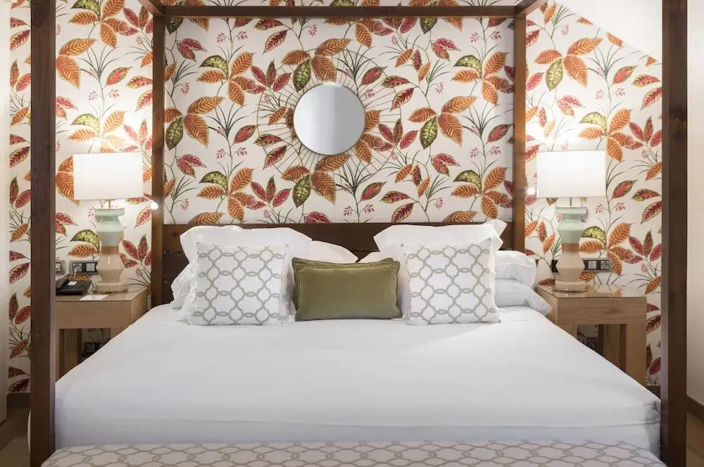 Gemütliches Schlafzimmer mit floralem Dekor und großem Bett