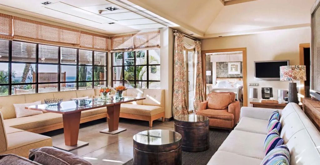 Gemütliches Wohn- und Esszimmer mit modernen Möbeln und großen Fenstern.