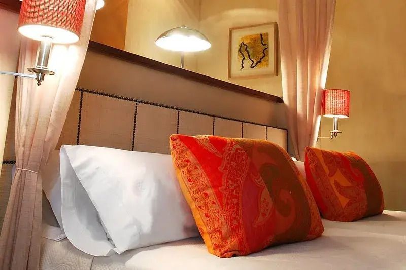 Elegantes Schlafzimmer mit dekorativen Kissen in warmen Farben
