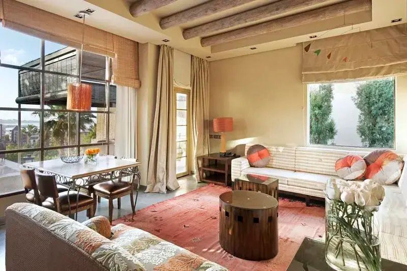 Elegantes Wohnzimmer mit gemütlichen Sofas und natürlichem Licht