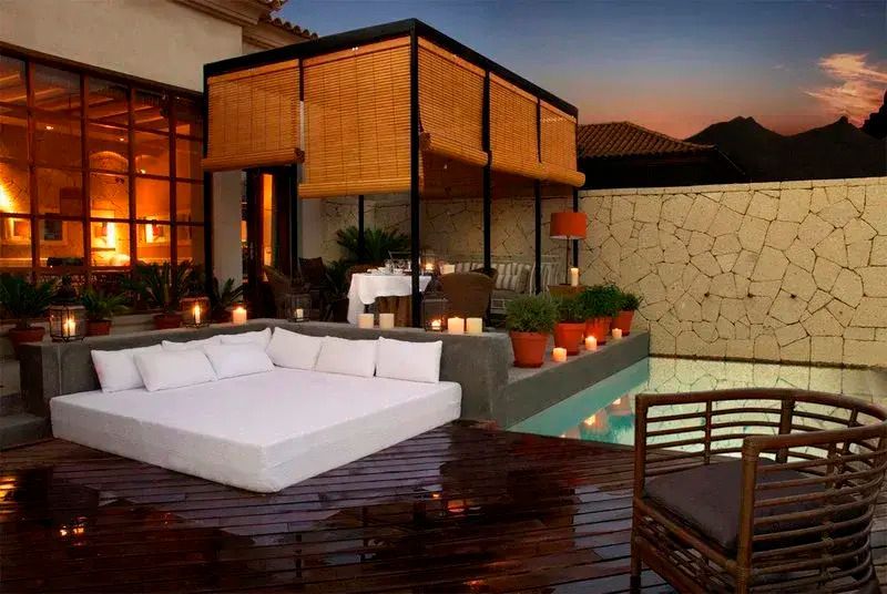 Private Terrasse mit Pool und komfortablen Outdoor-Möbeln bei Dämmerung