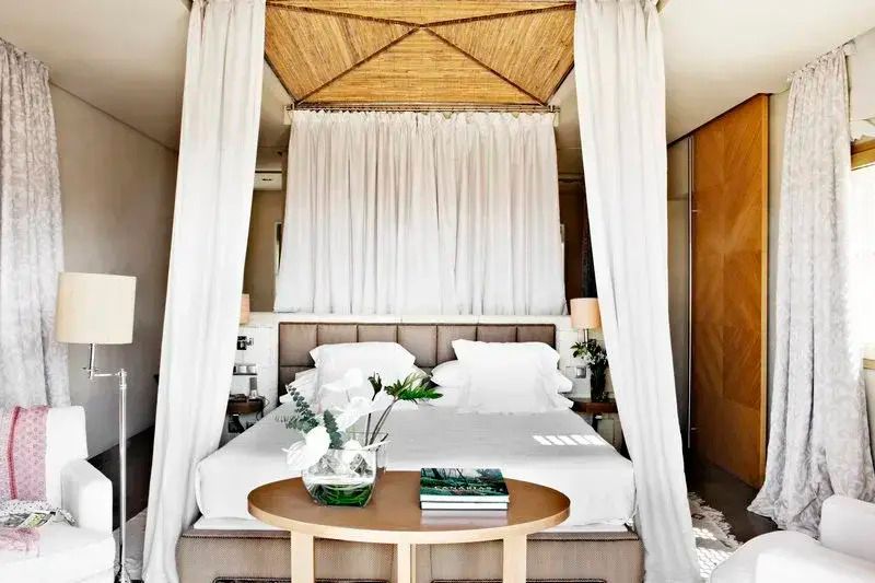 Elegantes Schlafzimmer mit Himmelbett und stilvoller Dekoration
