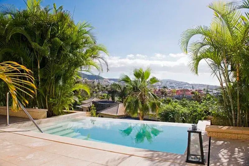 Infinity-Pool mit herrlichem Blick auf Landschaft und Stadt