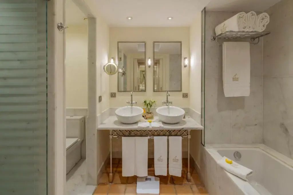 Elegantes Badezimmer mit Doppelwaschbecken und Badewanne