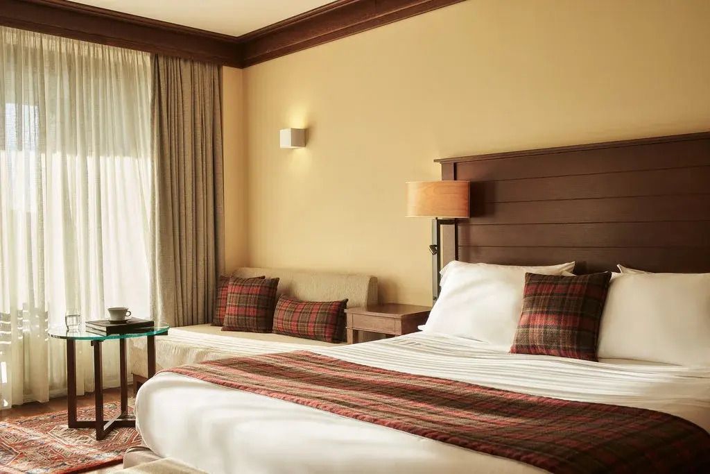 Gemütliches Schlafzimmer mit Doppelbett und eleganten Holzmöbeln