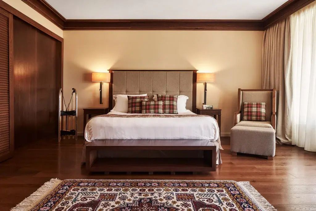 Großzügiges Schlafzimmer mit komfortablem Doppelbett und eleganten Details