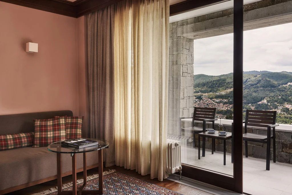 Gemütliche Sitzecke in einer Premium Doppel Suite mit Bergblick im Grand Forest Metsovo