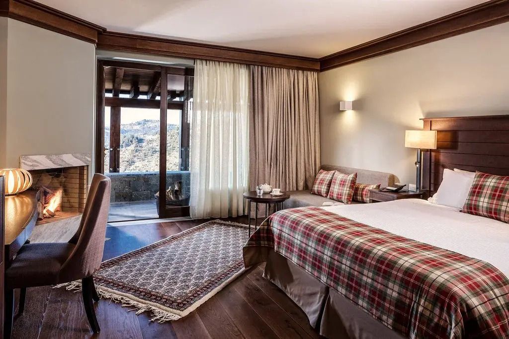 Helle Suite mit Doppelbett, Sofa, Bergblick und stilvollem Dekor