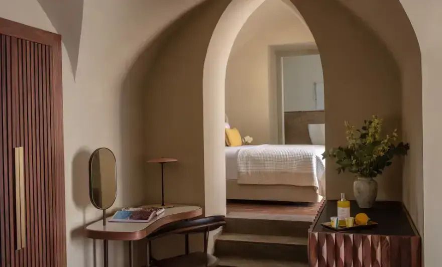 Klassische Suite mit elegantem Bogen zum Schlafzimmer und Schminktisch.