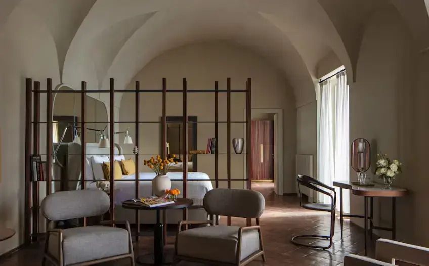 Elegante Suite mit Meerblick und gemütlicher Sitzecke mit stilvoller Trennwand.