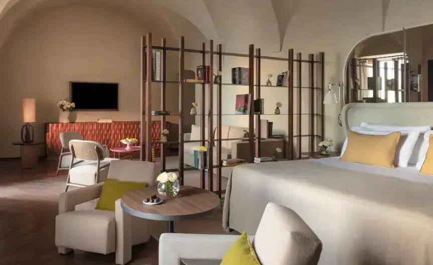 Suite mit modernem Interieur und stilvoller Einrichtung inklusive Bücherregal.