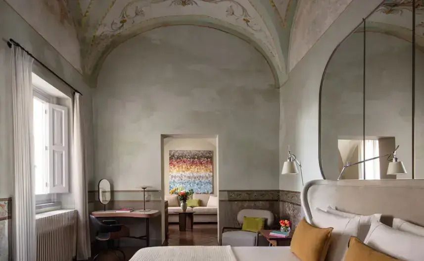 Elegantes Zimmer mit gewölbter Decke und stilvoller Einrichtung