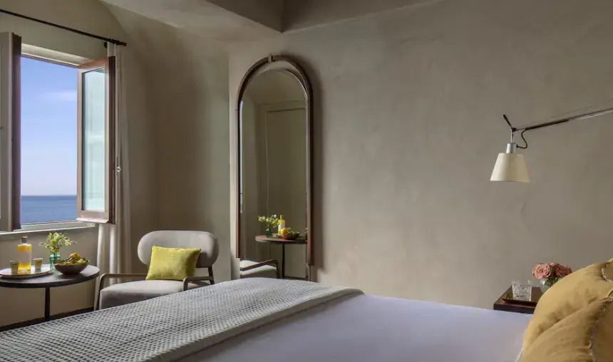 Elegantes Hotelzimmer mit Doppelbett und großem Spiegel
