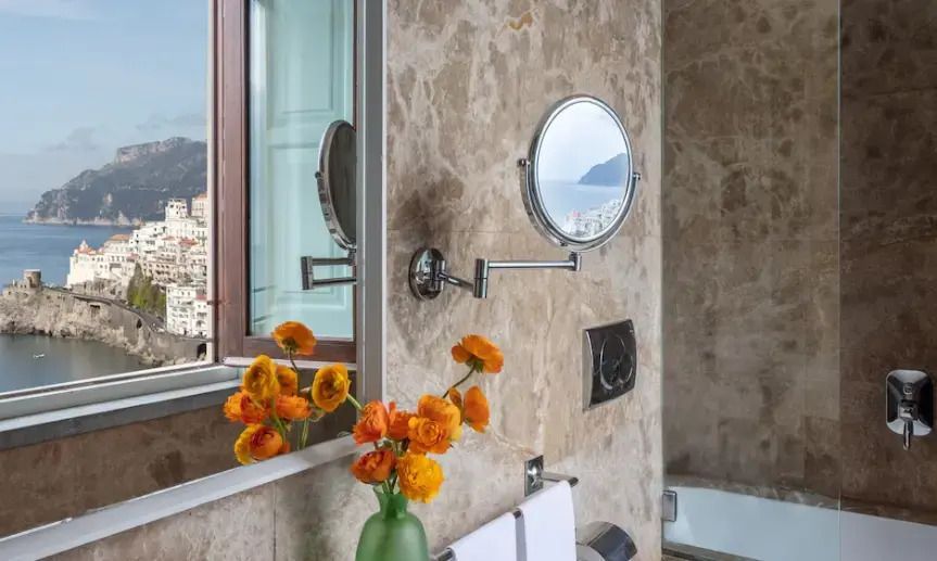 Luxuriöses Badezimmer mit Blick aufs Meer und stilvollen Details