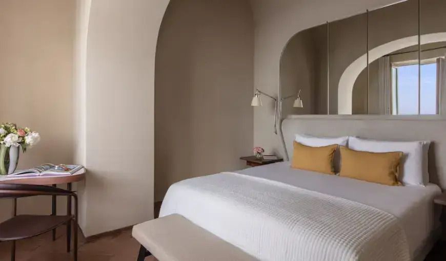 Geräumiges Schlafzimmer einer Junior-Suite mit elegantem Doppelbett und neutralen Tönen