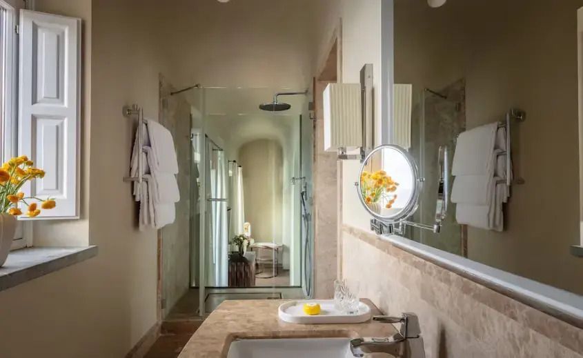 Luxuriöses Badezimmer mit moderner Dusche und heller Beleuchtung