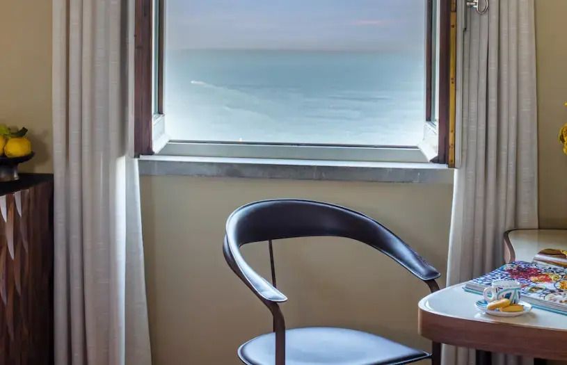 Ausblick vom Fenster der Suite mit einem Panoramablick über das Meer