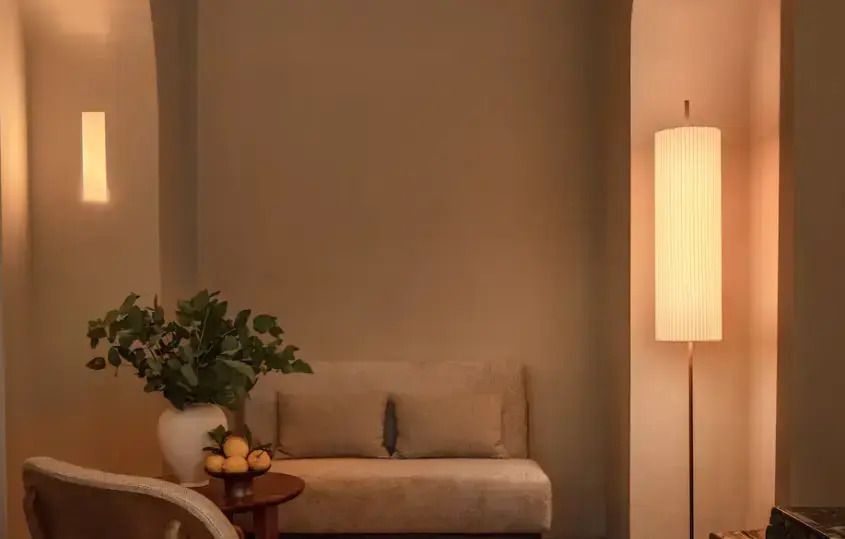 Gemütliche Sitzecke in der Suite mit eleganter Beleuchtung und Dekoration