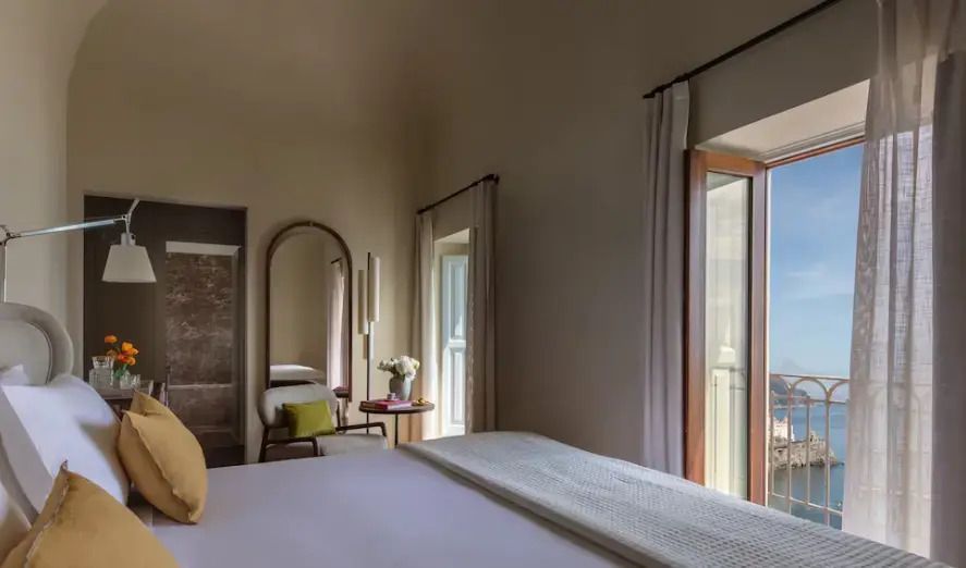 Helles Premium Doppelzimmer mit Balkon und Meerblick im Anantara Convento di Amalfi Grand Hotel