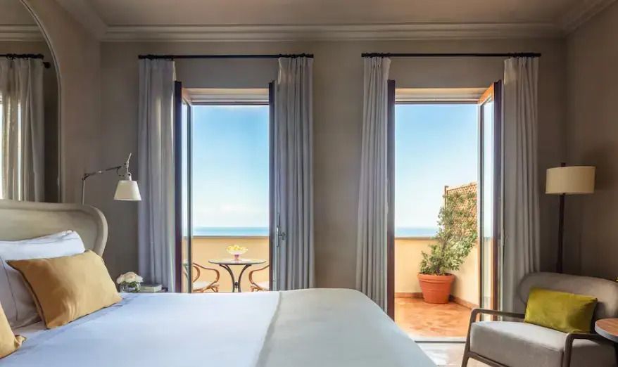 Geräumiges Premium Doppelzimmer mit Blick auf das Meer und privat möbliertem Balkon