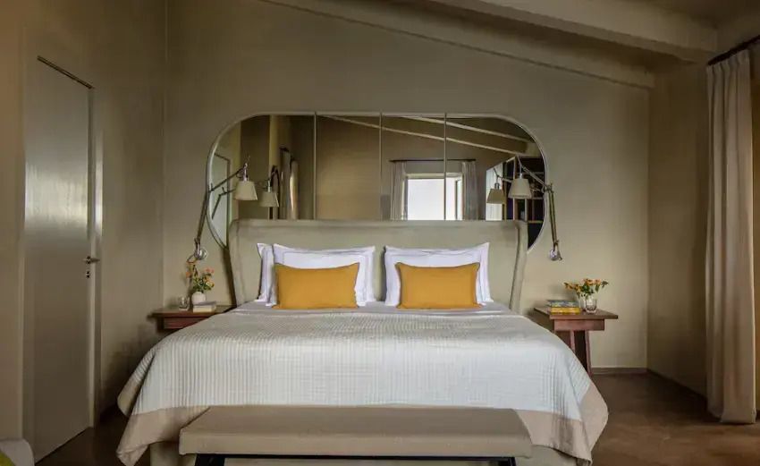 Elegantes Schlafzimmer mit großem Doppelbett und modernen Leuchten.