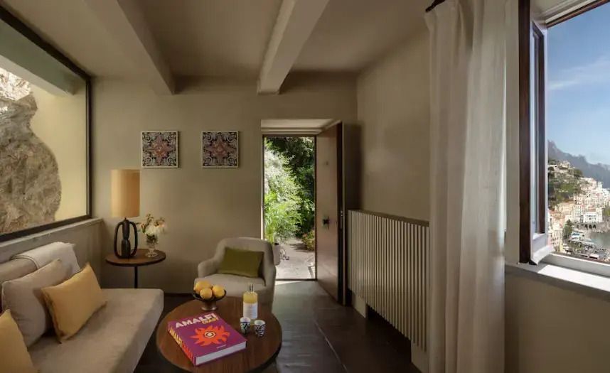 Gemütlicher Wohnbereich mit Zugang zur Terrasse und stilvoller Dekoration.