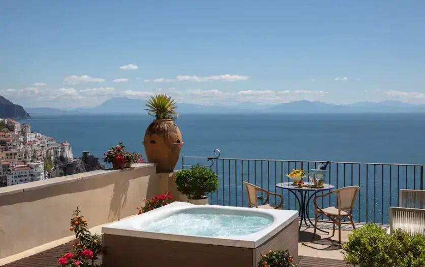 Terrasse mit Whirlpool und Meerblick im Anantara Convento di Amalfi Grand Hotel