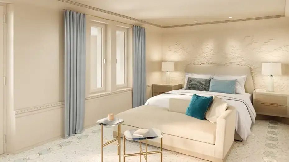 Helles Schlafzimmer der Beauchamp Villa mit großen Fenstern und eleganten Polstermöbeln