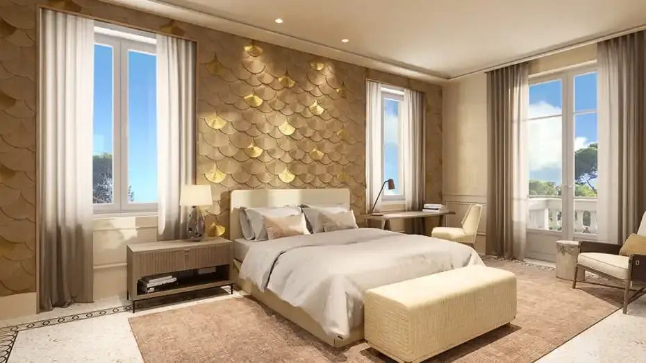 Geräumiges Schlafzimmer der Beauchamp Villa mit luxuriöser Wandverzierung und großem Bett
