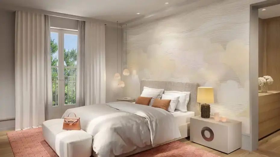 Elegantes Schlafzimmer mit großem Fenster und sanfter Beleuchtung