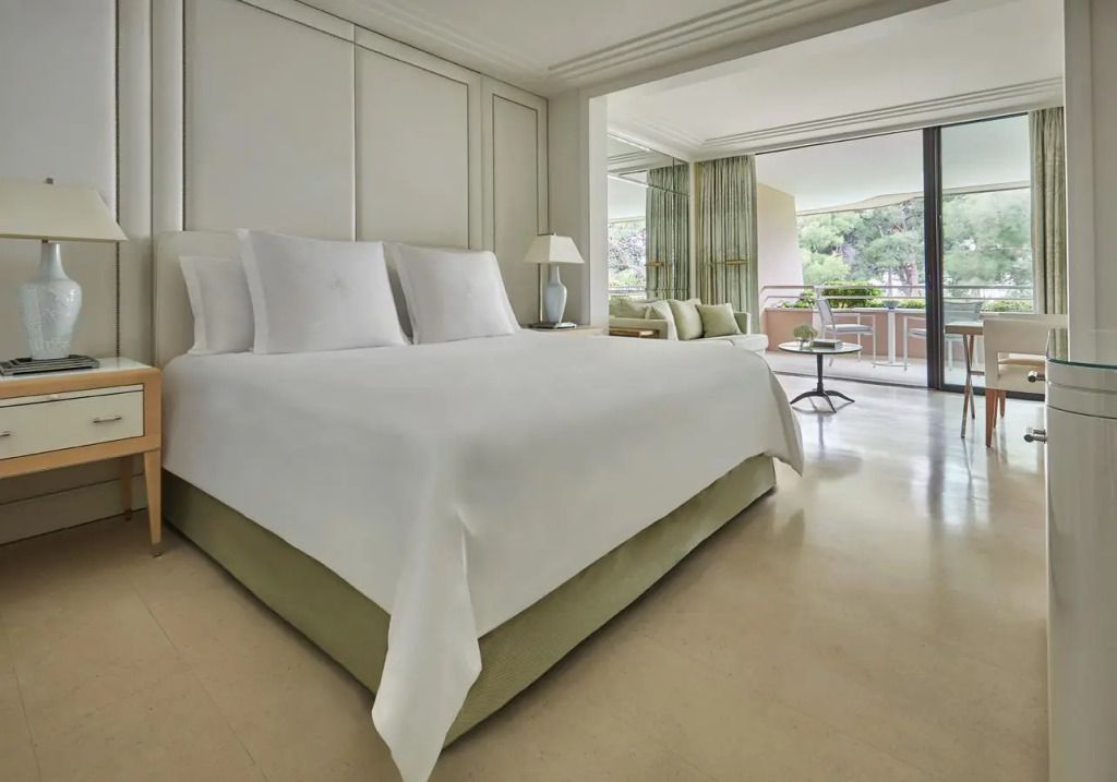 Elegantes Deluxe-Zimmer mit Doppelbett und modernem Design, das sich zum Balkon öffnet