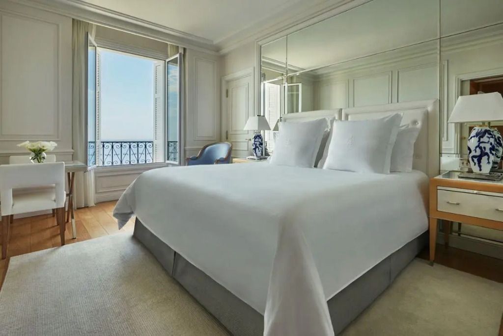 Elegantes Doppelzimmer mit Meerblick und großem Bett im Grand-Hôtel du Cap-Ferrat.