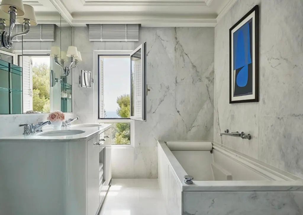 Stilvolles Marmorbad mit Badewanne und Meerblick im Grand-Hôtel du Cap-Ferrat.