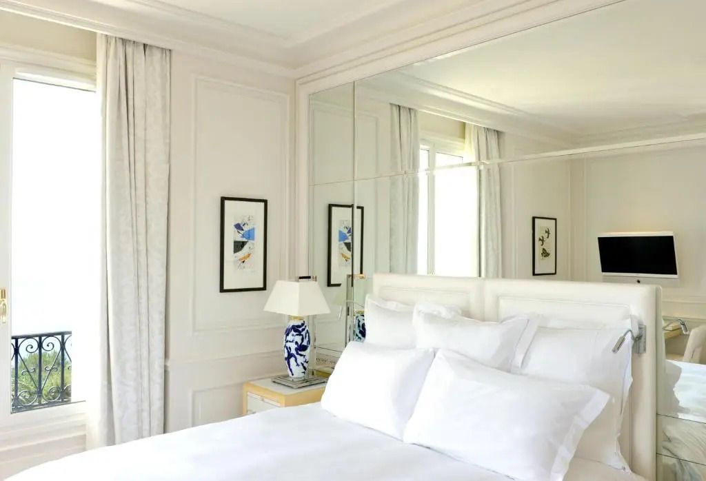 Helles Schlafzimmer mit elegantem Dekor und großen Spiegeln im Grand-Hôtel du Cap-Ferrat.