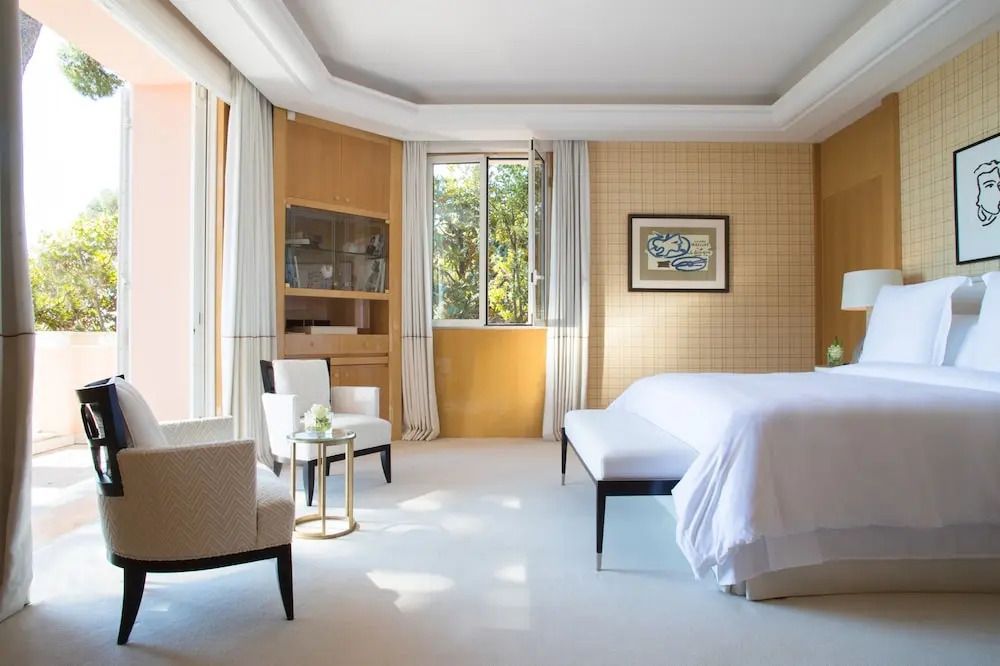 Helles Schlafzimmer der Rose Pierre Villa mit modernen Möbeln und großen Fenstern.