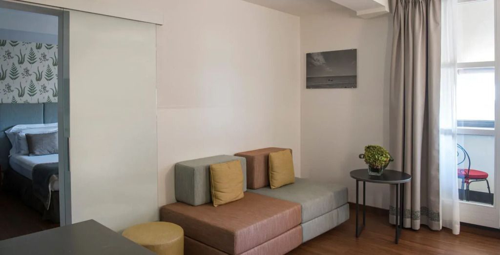 Gemütliche Sitzecke mit modernen Polstermöbeln im Hotelzimmer