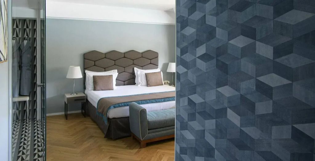 Schlafzimmer in der Dei Poeti Suite mit modernem Bettdesign