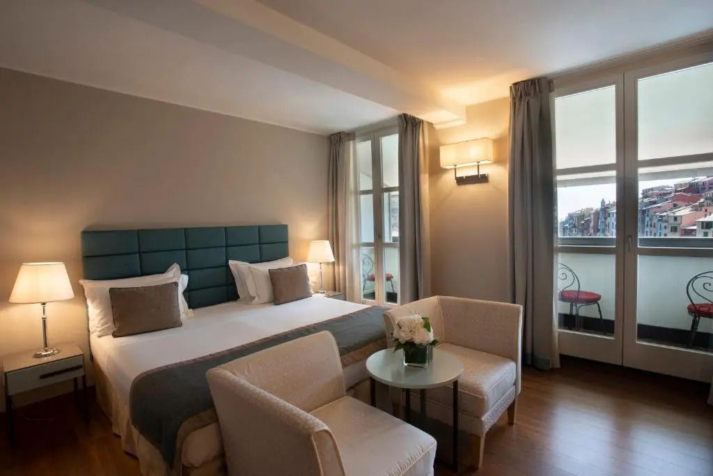 Gemütliches Deluxe Doppelzimmer mit eleganten Sesseln und stilvollen Details.
