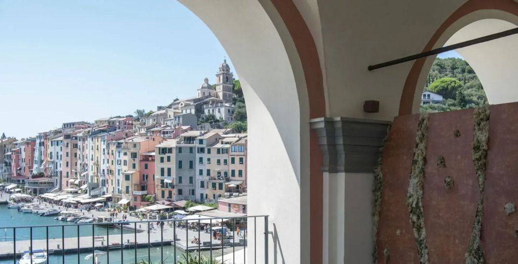 Blick von der Terrasse auf die bunten Häuser von Portovenere