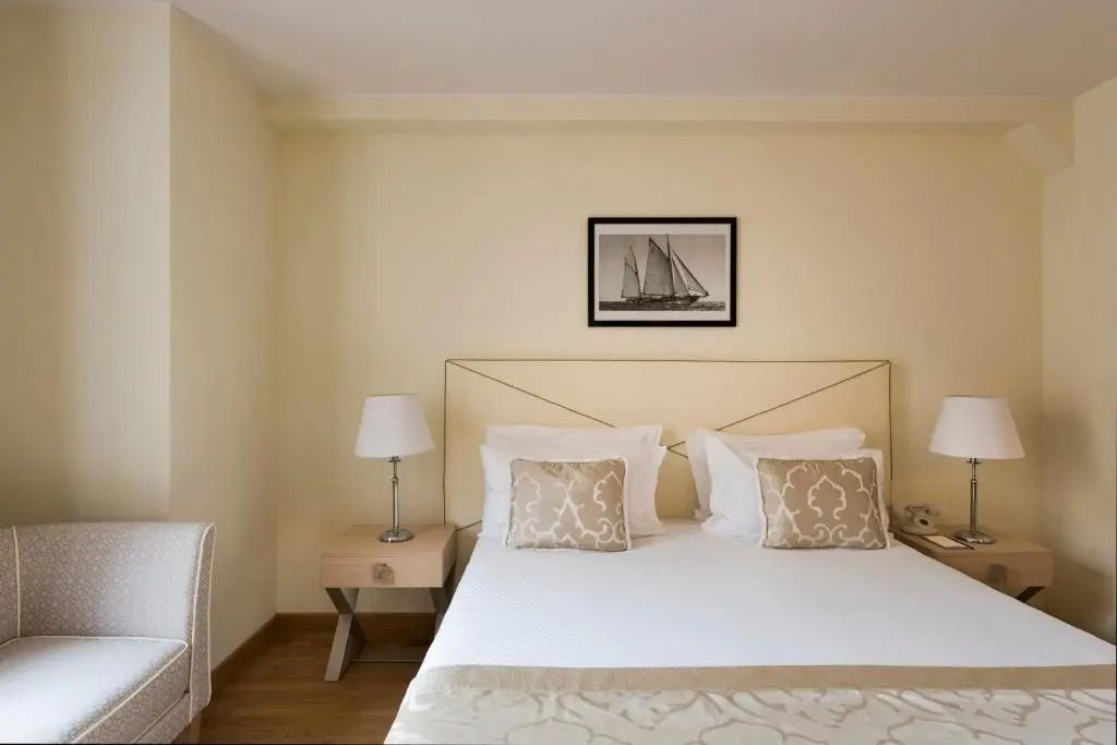 Gemütliches Doppelzimmer mit Wandbild und Nachttischlampen im Grand Hotel Portovenere