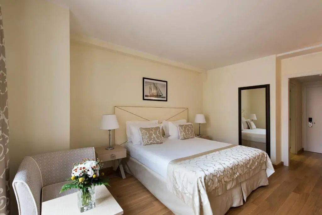 Geräumiges Doppelzimmer mit modernem Design und Blumendekor im Grand Hotel Portovenere