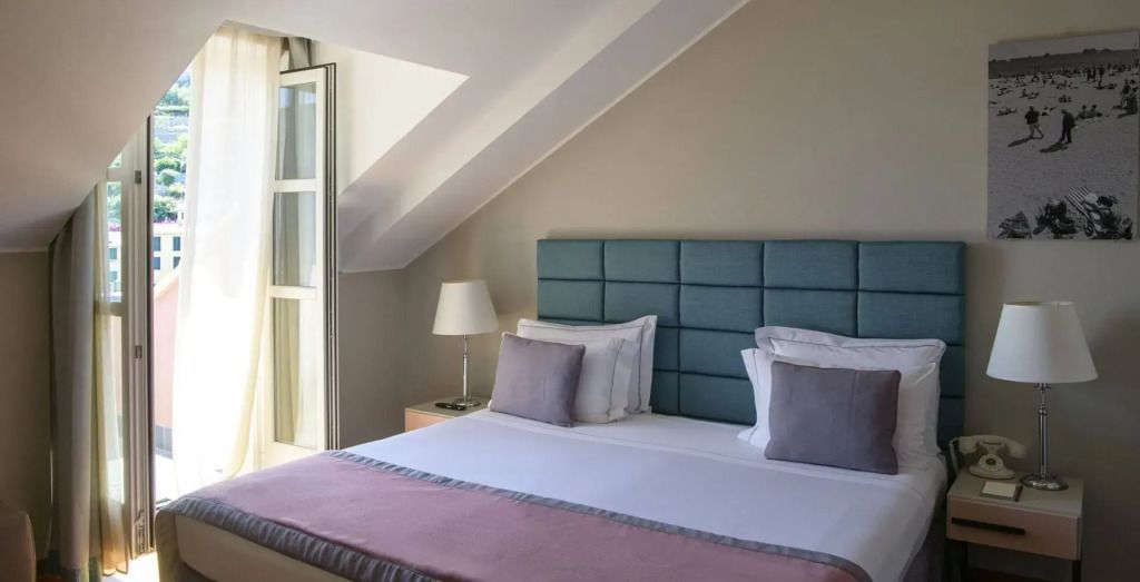 Helles Doppelzimmer mit Dachschräge und komfortablem Doppelbett