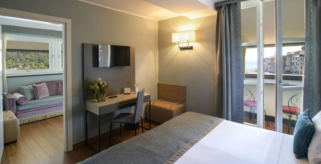 Arbeitsbereich mit Schreibtisch und Fernseher im Doppelzimmer