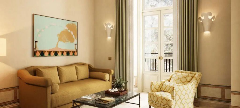 Gemütliches Wohnzimmer mit gelbem Sofa, Couchtisch und eleganter Glastür zum Balkon